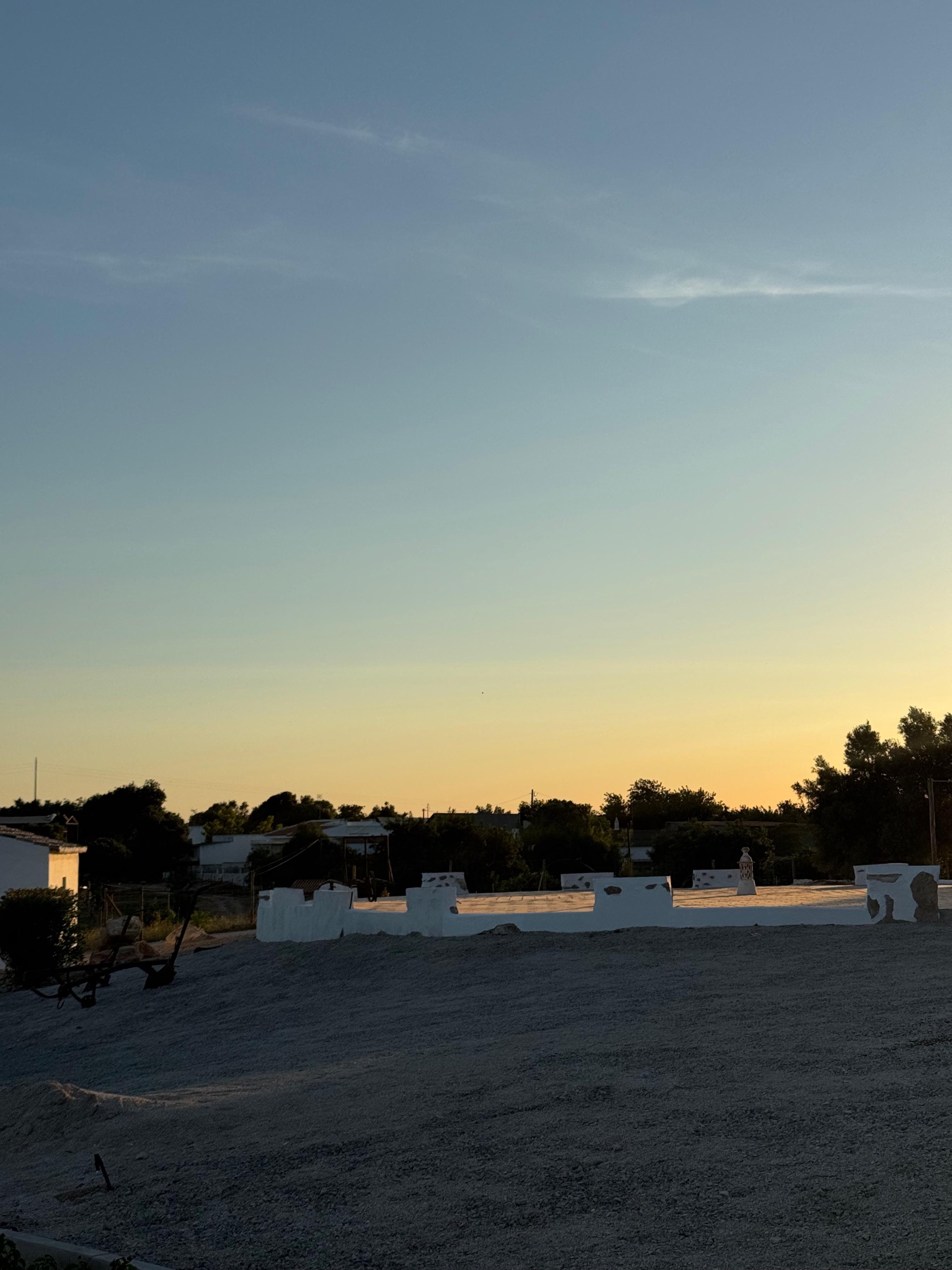 l’aire de battage de la ferme à la tombée de la nuit